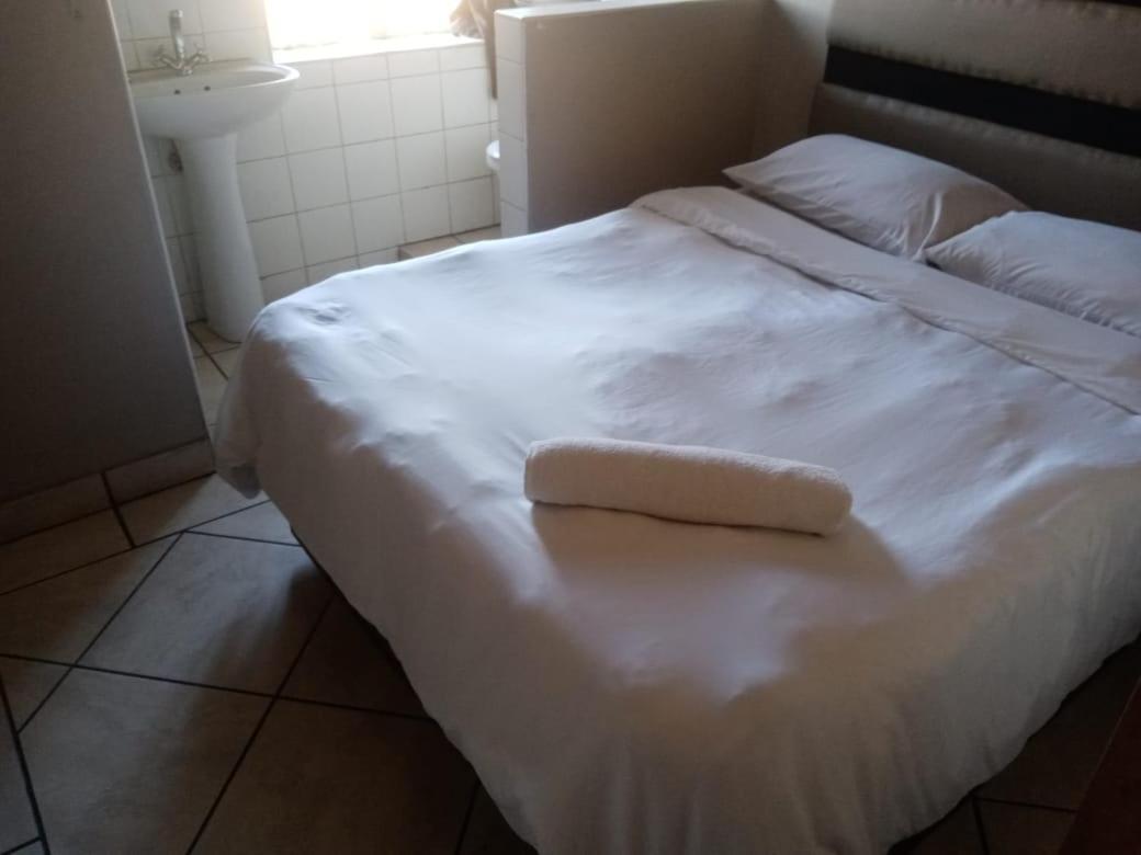 Ebony Guest House Pretoria-Noord Exteriör bild