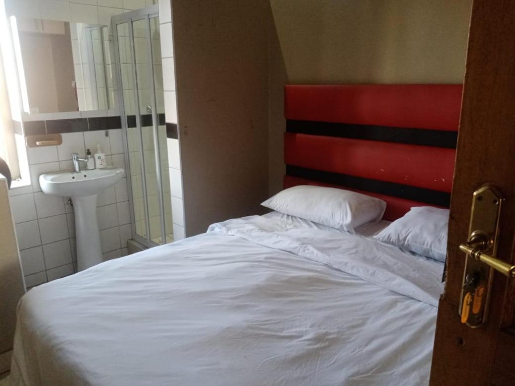 Ebony Guest House Pretoria-Noord Exteriör bild
